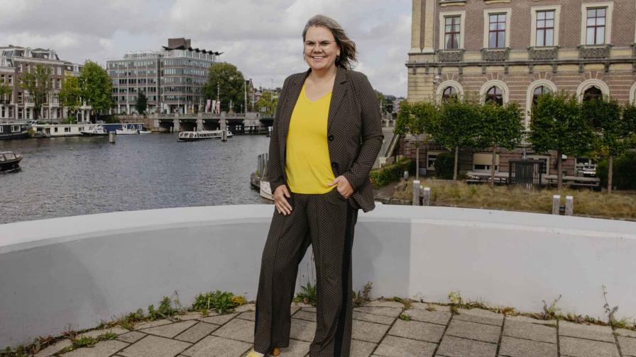 Mevrouw poseert voor water