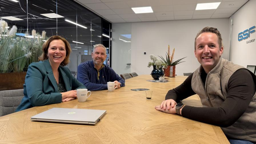 Onderzoeker Jolanda met Harm Jan en Maarten van GSF
