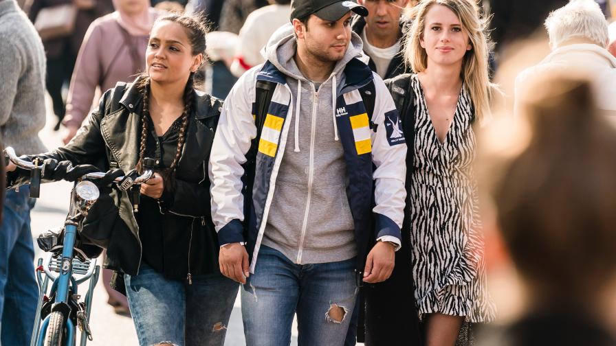 jongeren op dappermarkt