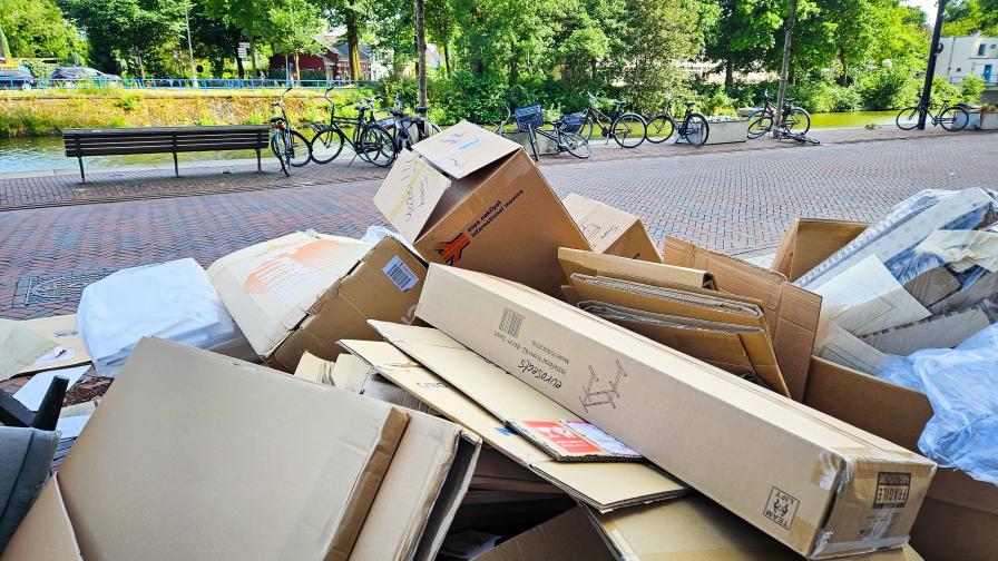 Lege dozen op straat - Amsterdam
