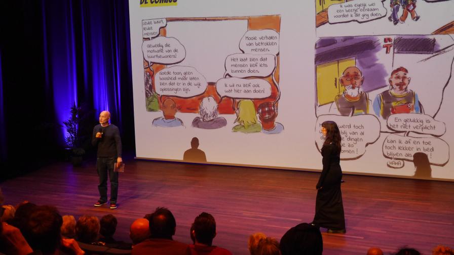 Foto van Djie Han en Elise die presenteren op het event