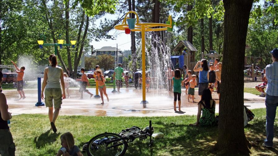 kinderen fontein stad hitte