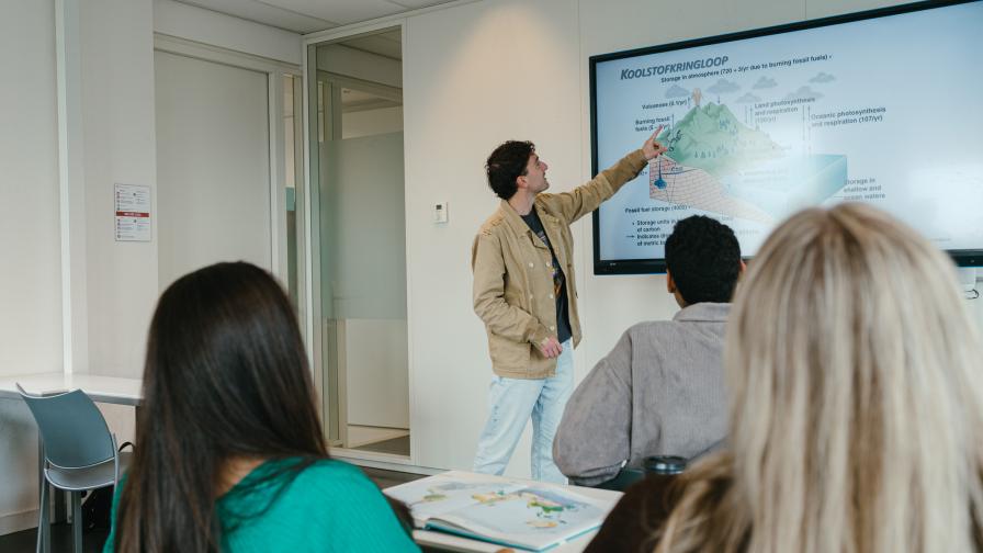 Leraar Aardrijkskunde student geeft een les aan klasgenoten