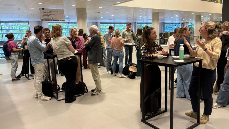 Symposium bezoekers tijdens pauze met elkaar in gesprek