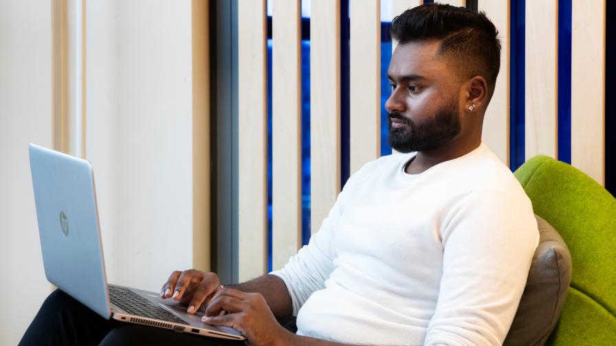 student-voltijd-met-laptop-binnen-amstelcampus-hva-2022.jpeg