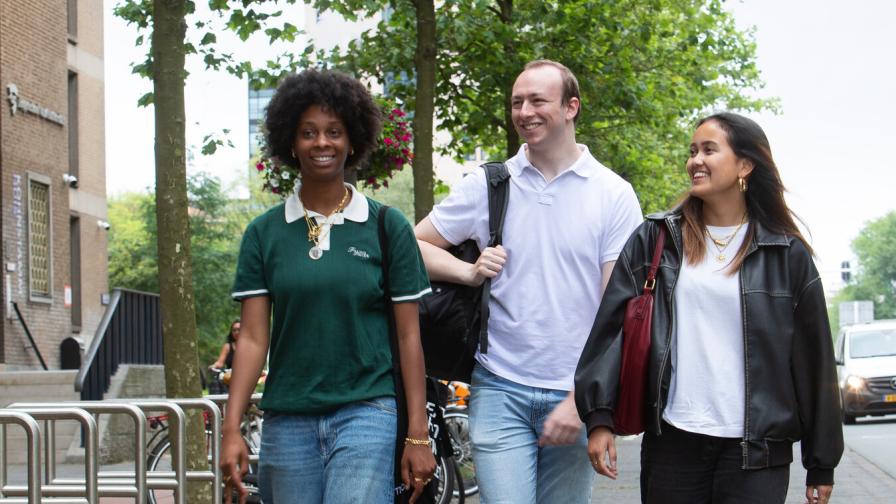 driestudentenwandeleneenkijkt.jpg