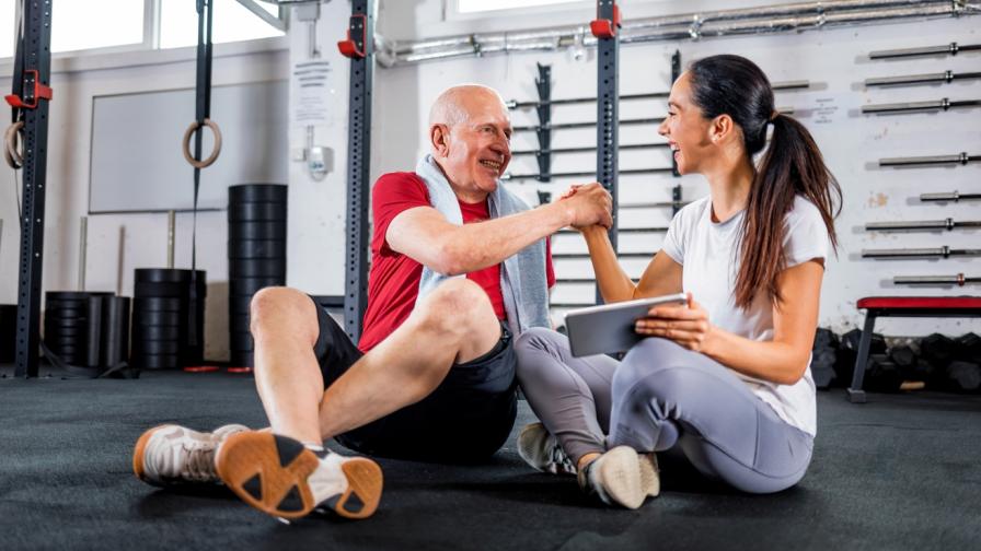 oudere-man-in-sportschool-met-trainer.jpeg