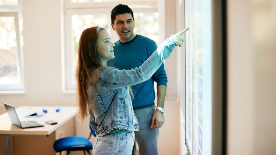 student-wijst-beeld-aan-op-bord.jpg