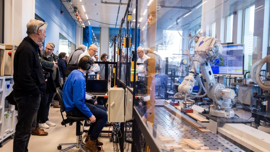 cw40-symposium-robot-lab.jpg