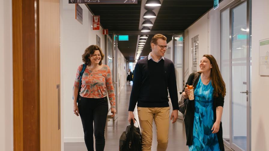 mlrwk-studenten-lopen-op-de-gang.jpg