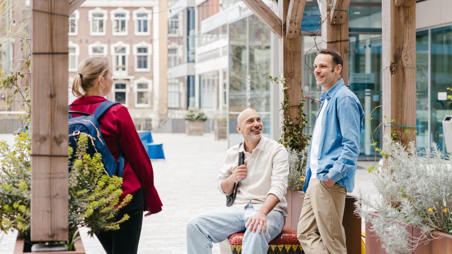 mlrnl-studenten-bij-pergola.jpg