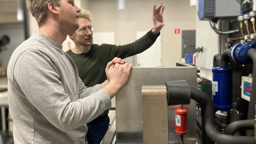 AI-expert Fausto Albers van de HvA en student