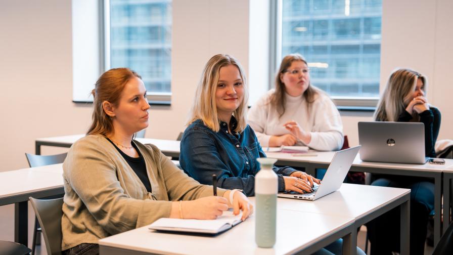 Studenten Leraar Nederlands in de les