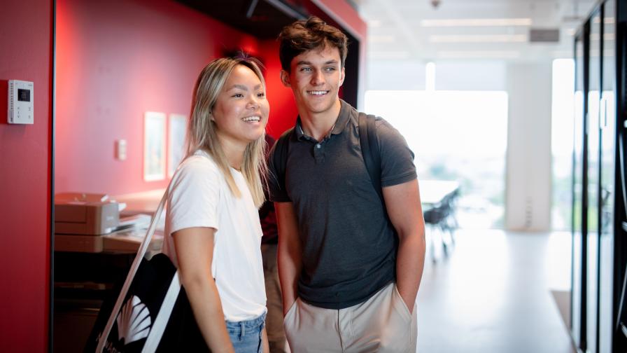 Twee studenten in een gebouw van de HvA
