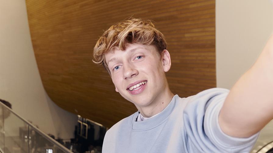 Student maakt selfie in het Wibauthuis