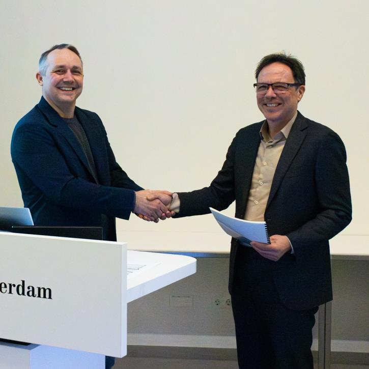 Ivar Timmer en Ronald van den Hoogen geven elkaar een hand