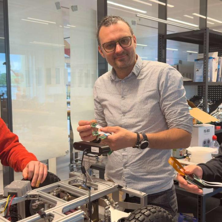 Afbeelding van man in technisch laboratorium