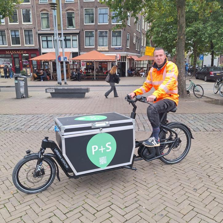 Monteur BAM op bakfiets
