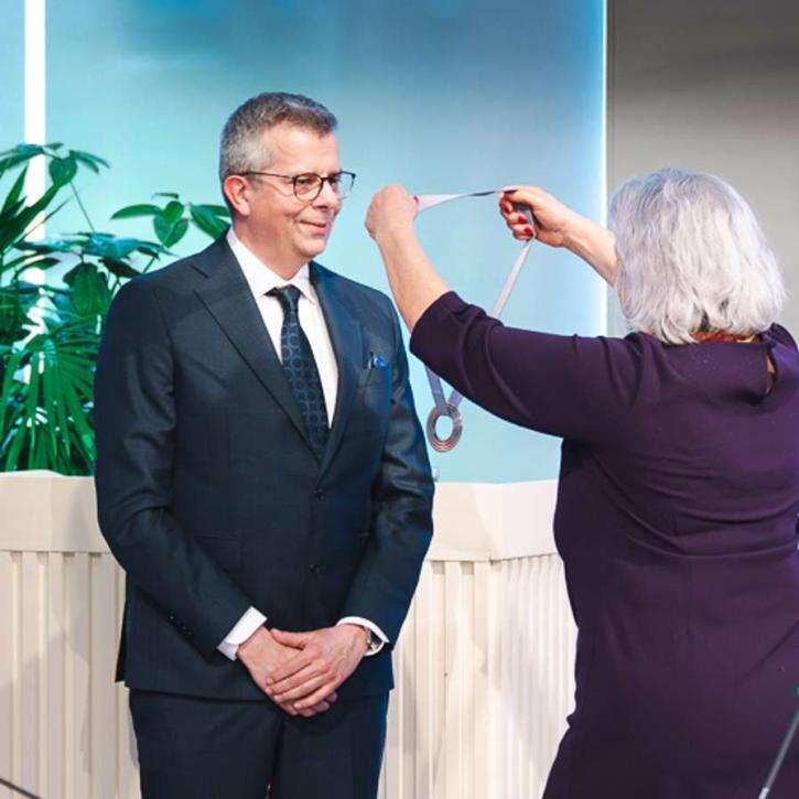 Meneer krijgt ketting omgehangen