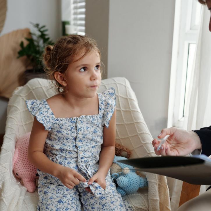 meisje in stoel luistert naar vrouw