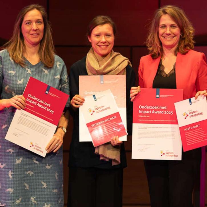 drie personen met award in handen