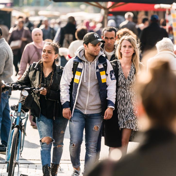 jongeren op dappermarkt