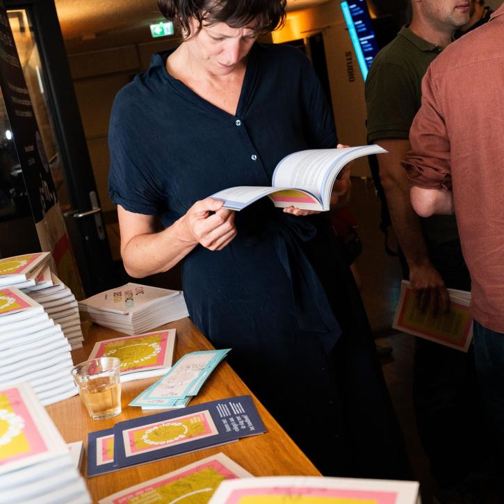 Vrouw leest in handboek
