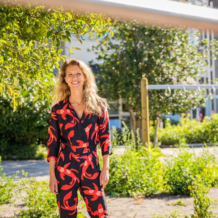 Liselore Knigge op het schoolplein