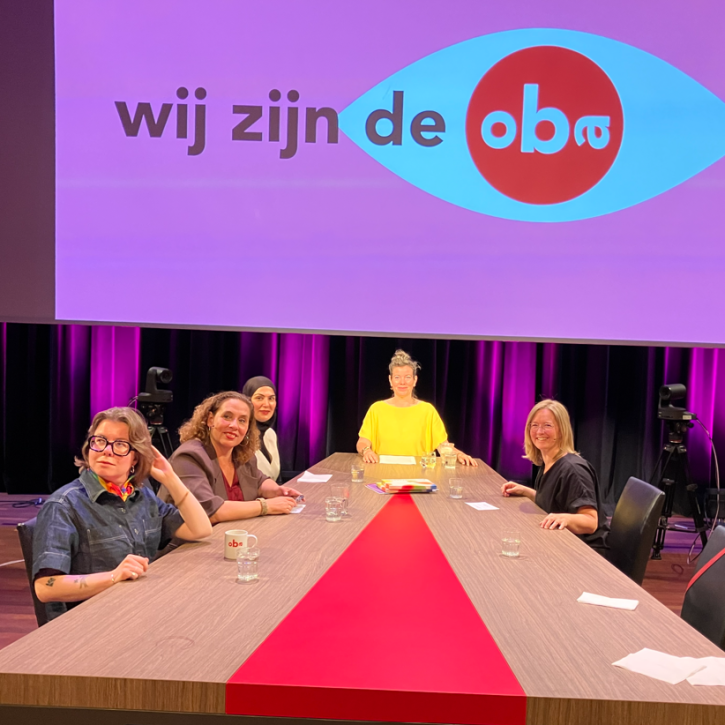 Foto van de gasten aan de OBA Talkshow
