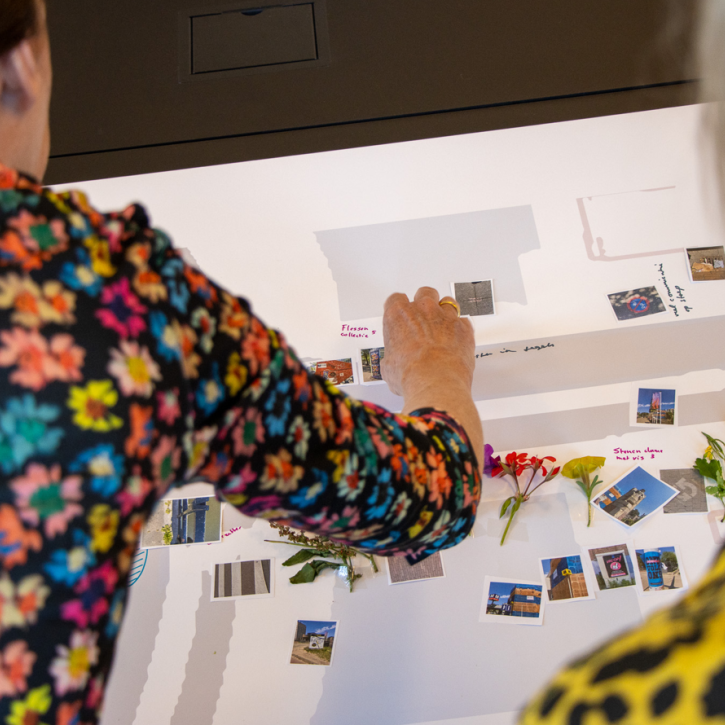 Foto van deelnemers die werken aan de datavisualisatie