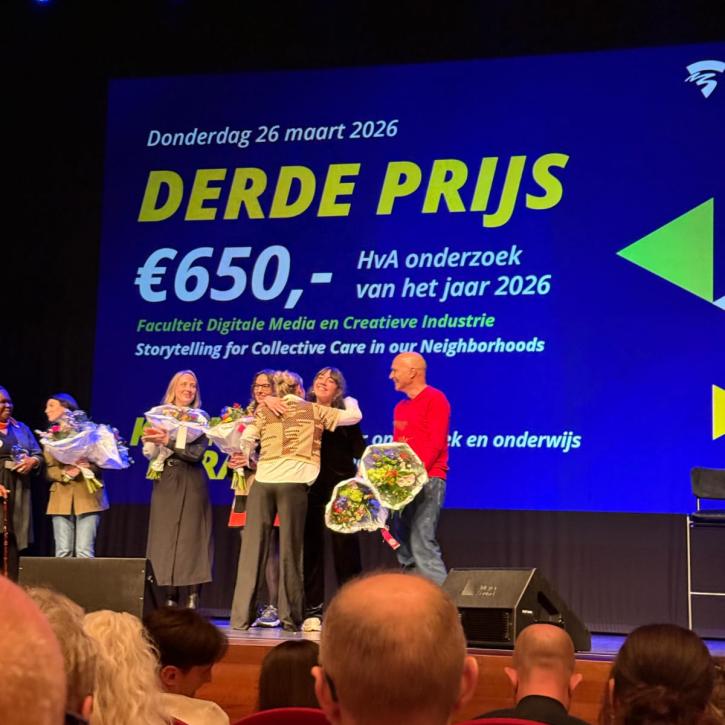 Foto van Elise en Djie Han tijdens de uitreiking
