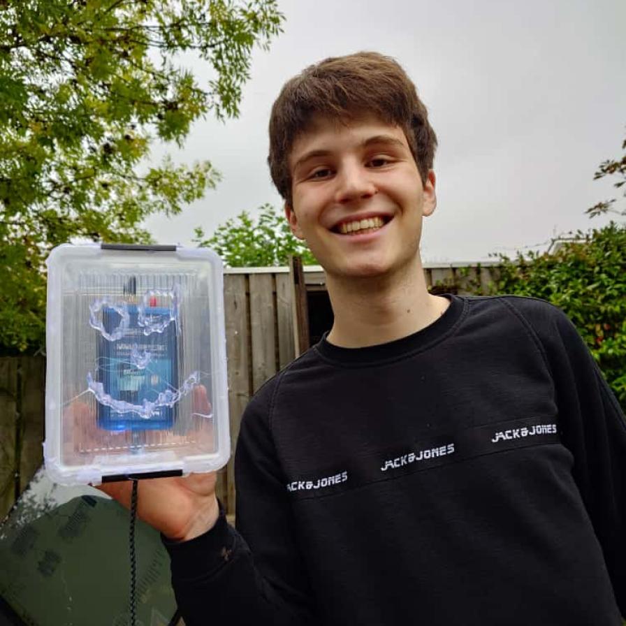 Bastiaan met proof of concept van het draadloos platform