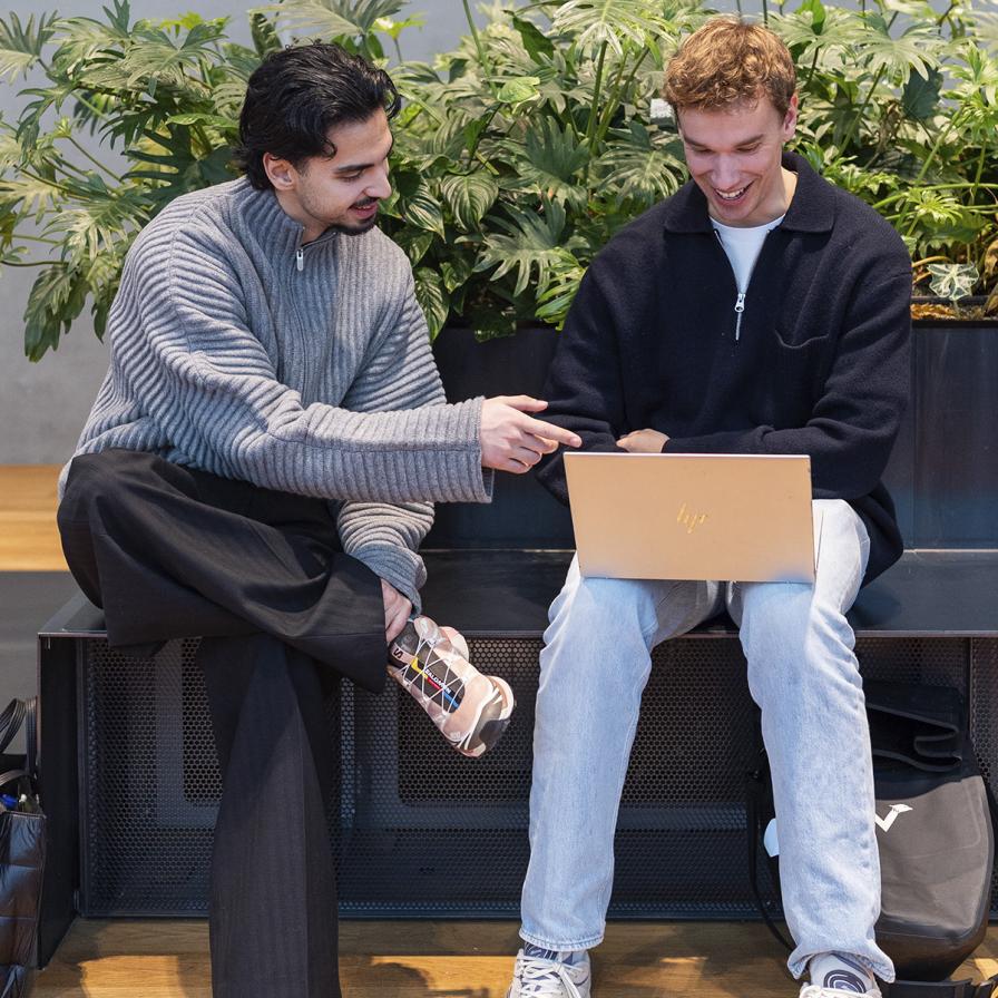twee studenten achter laptop