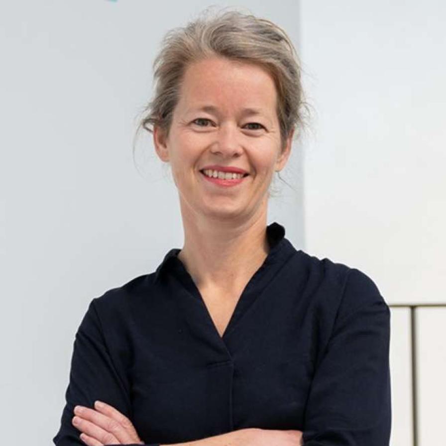 Mevrouw staat geposeerd