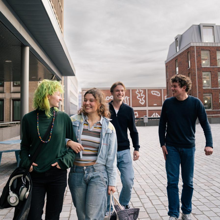 Studenten lopen pratend richting het Kohnstammhuis