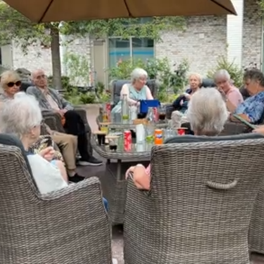 bewoners lang leven thuisflat op terras