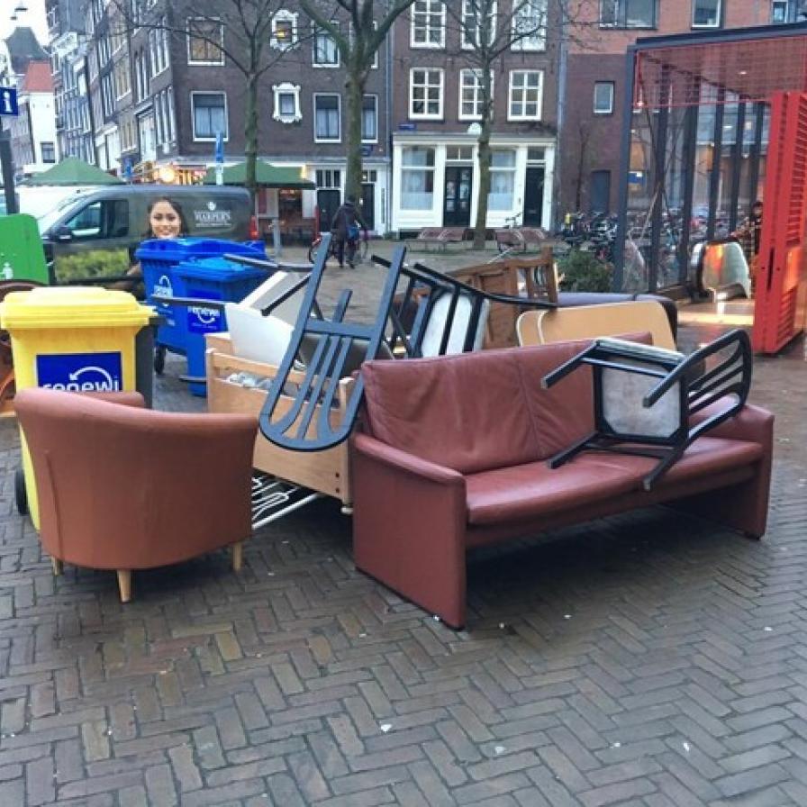 Afval (meubels) langs de weg