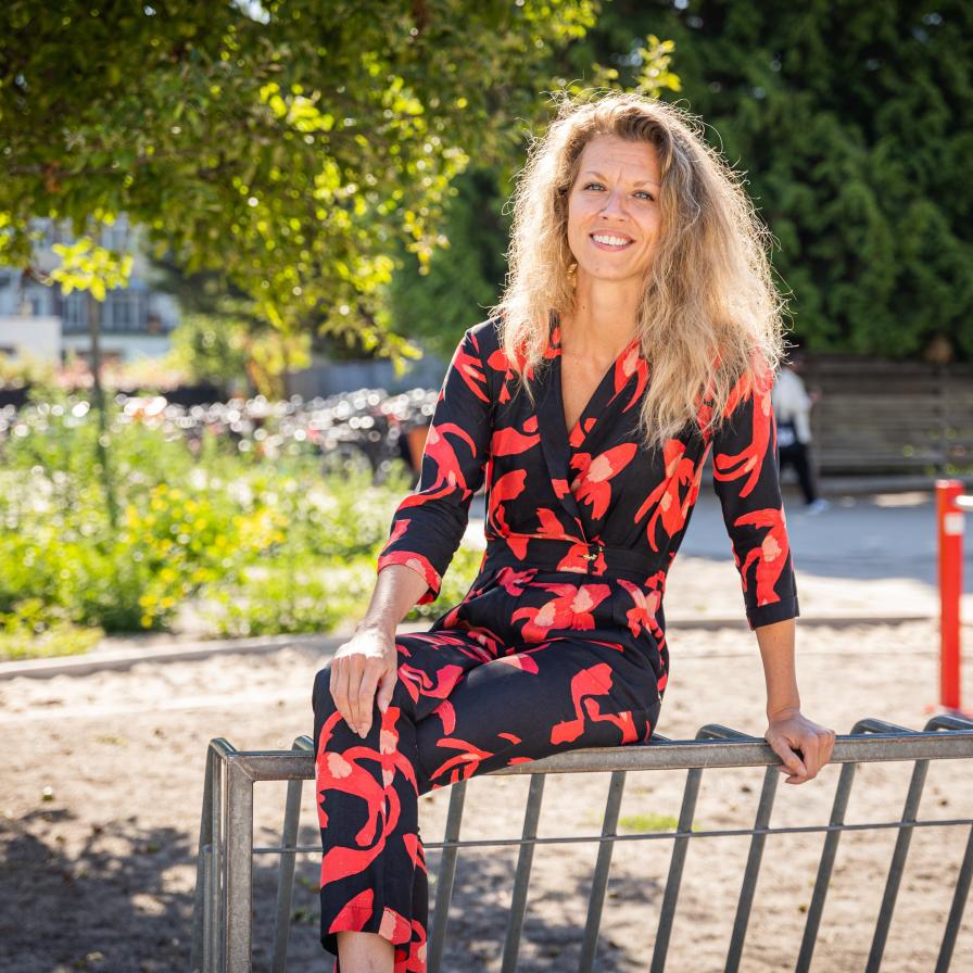 Liselore zittend op het schoolplein