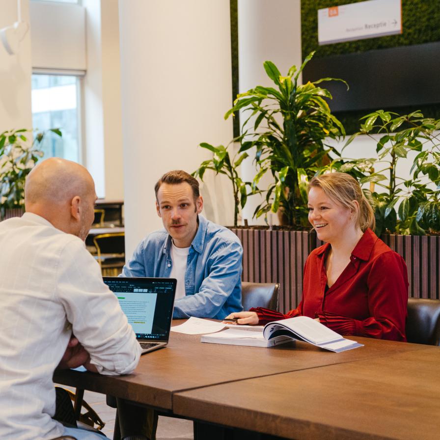 Studenten werkend aan tafel in het Kohnstammhuis