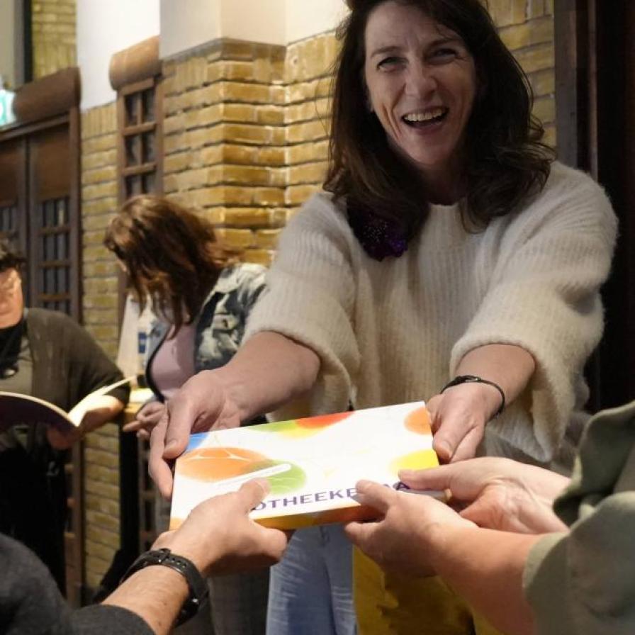Foto van Pauline die de publicatie uitdeelt