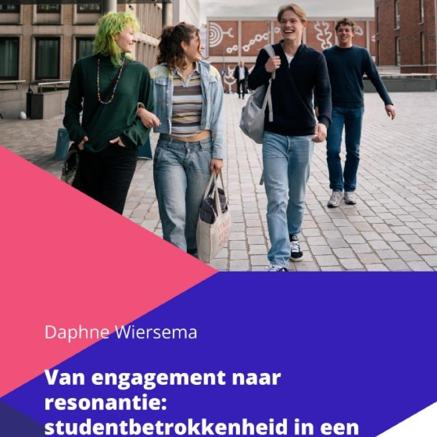 cover essay met studenten op het plein van het Kohnstammhuis