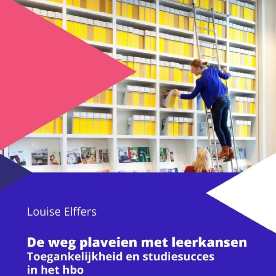 cover essay met afbeelding persoon in bibliotheek op ladder die boek uit de kast haalt