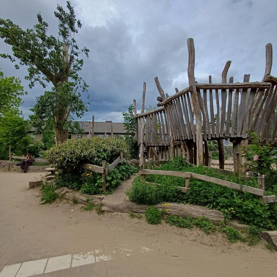 houten speeltoestel op schoolplein