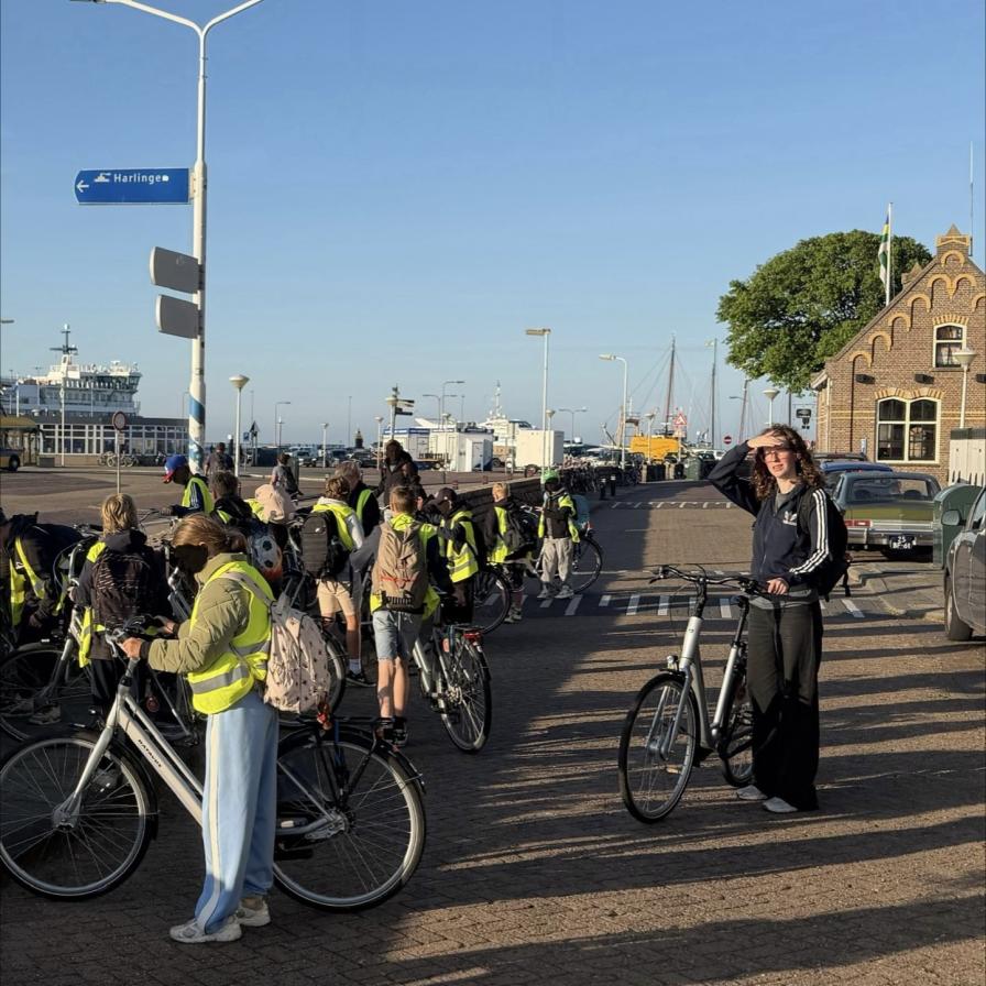 kinderen en leerkracht staan met fietsen te wachten bij de veerboot