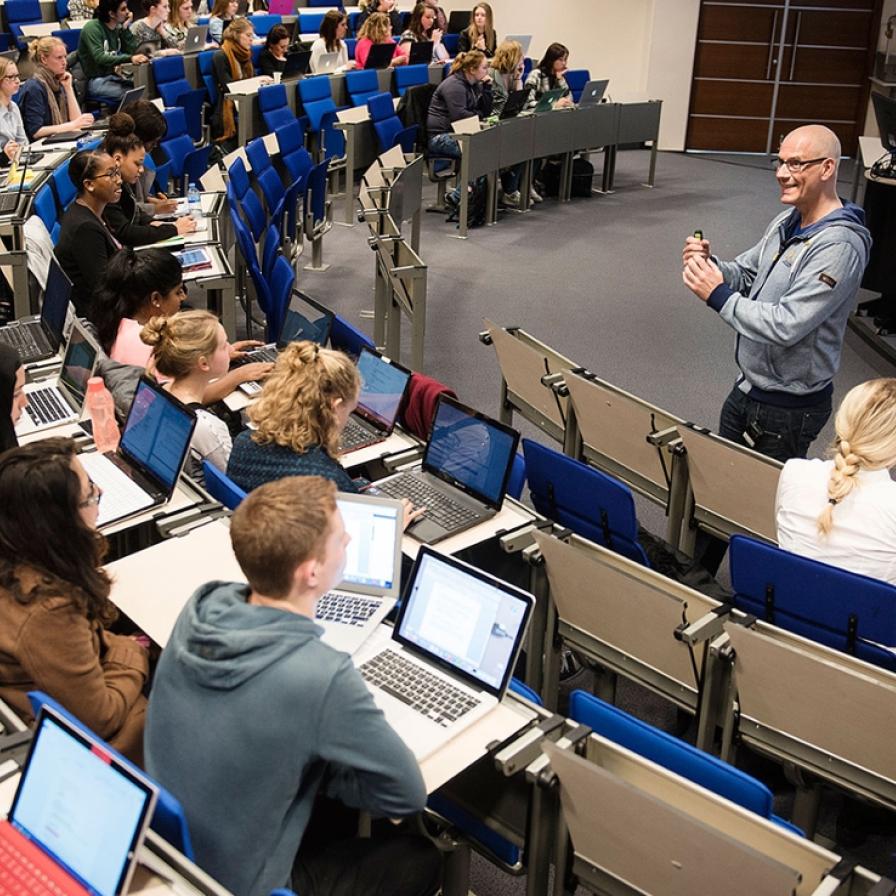 docent-in-collegezaal.jpg
