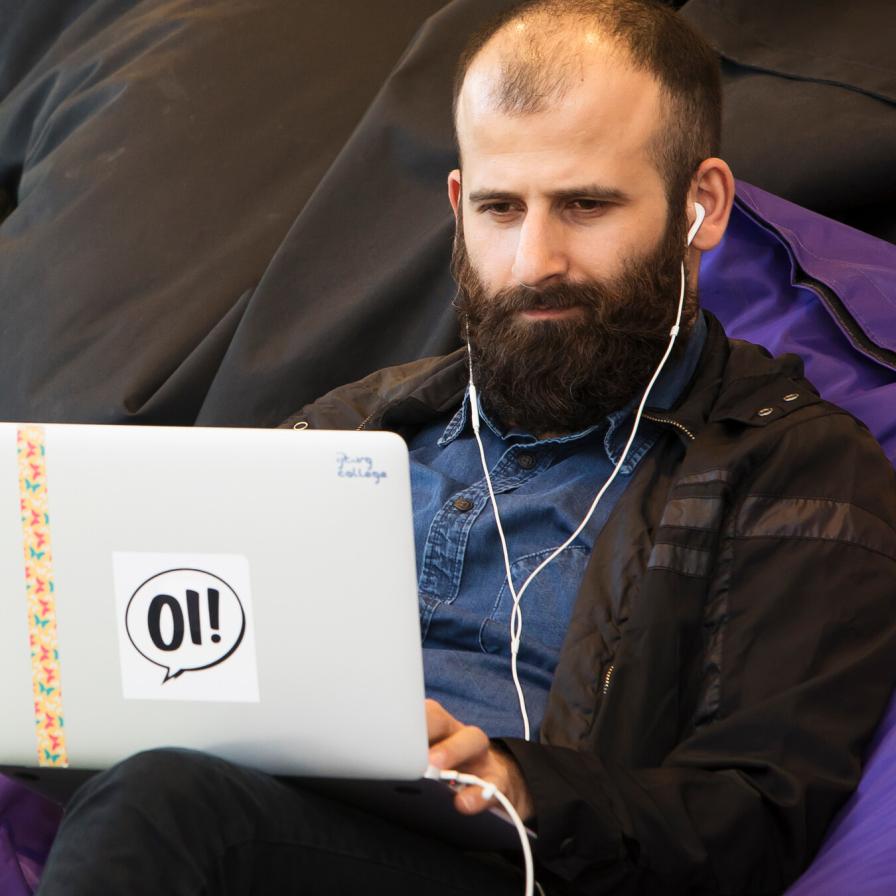 studiekeuze_jongeman-met-laptop-in-kussens-ksh_portrait.jpg
