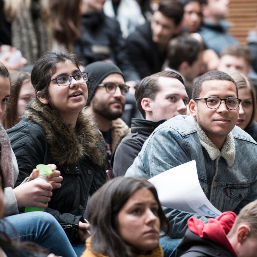 studiekeuze_open-dag-studenten-in-collegezaal_portrait.jpg