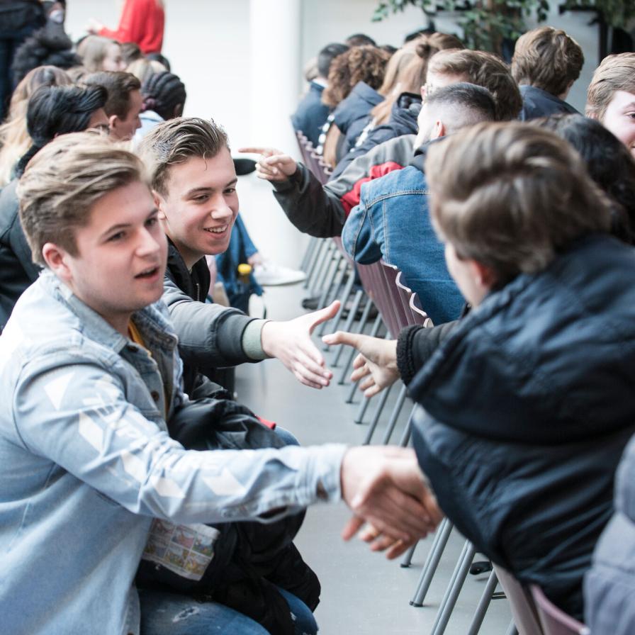 studiekeuze_open-dag-studenten-ontmoeten-elkaar_portrait.jpg