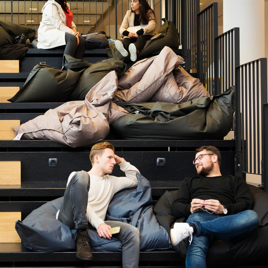studiekeuze_studenten-in-gesprek-op-tribune-ksh_portrait.jpg