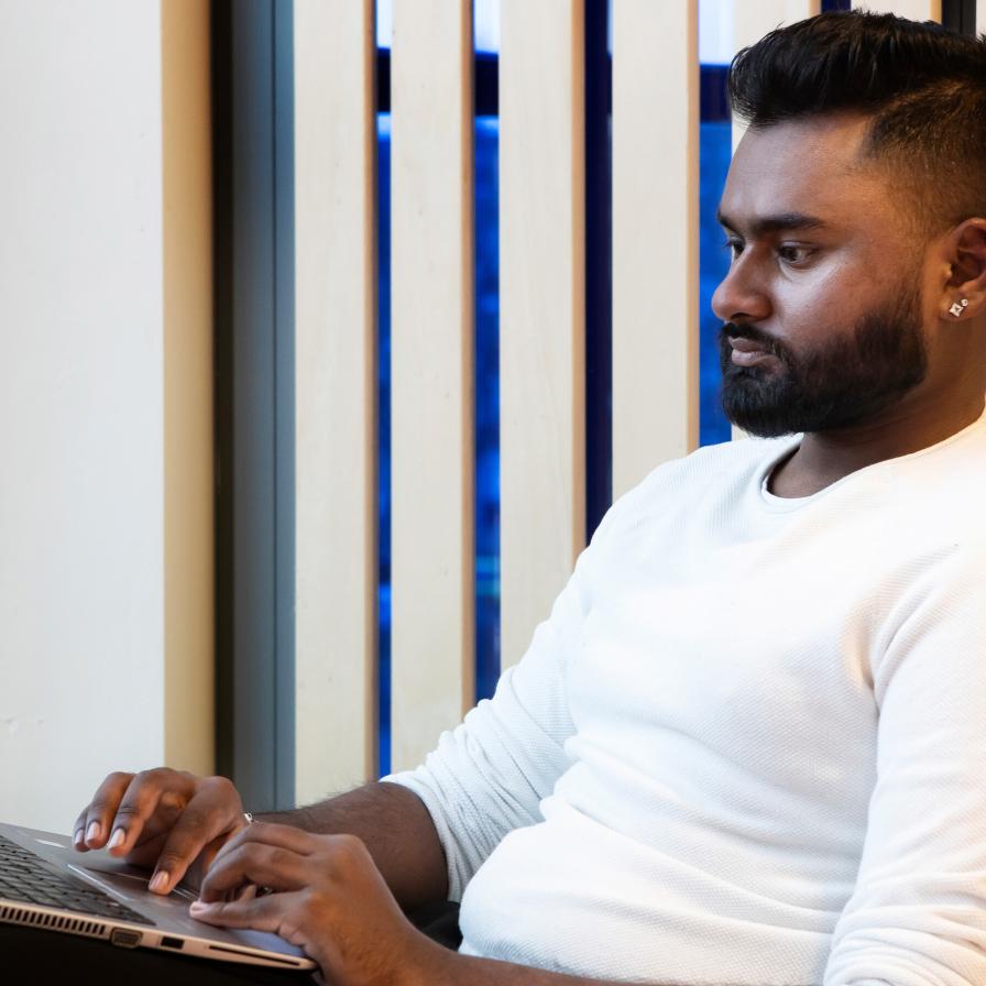 student-voltijd-met-laptop-binnen-amstelcampus-hva-2022.jpeg